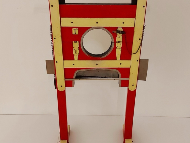 La guillotine. Modèle unique fabriqué en 1951 par lui-même.
